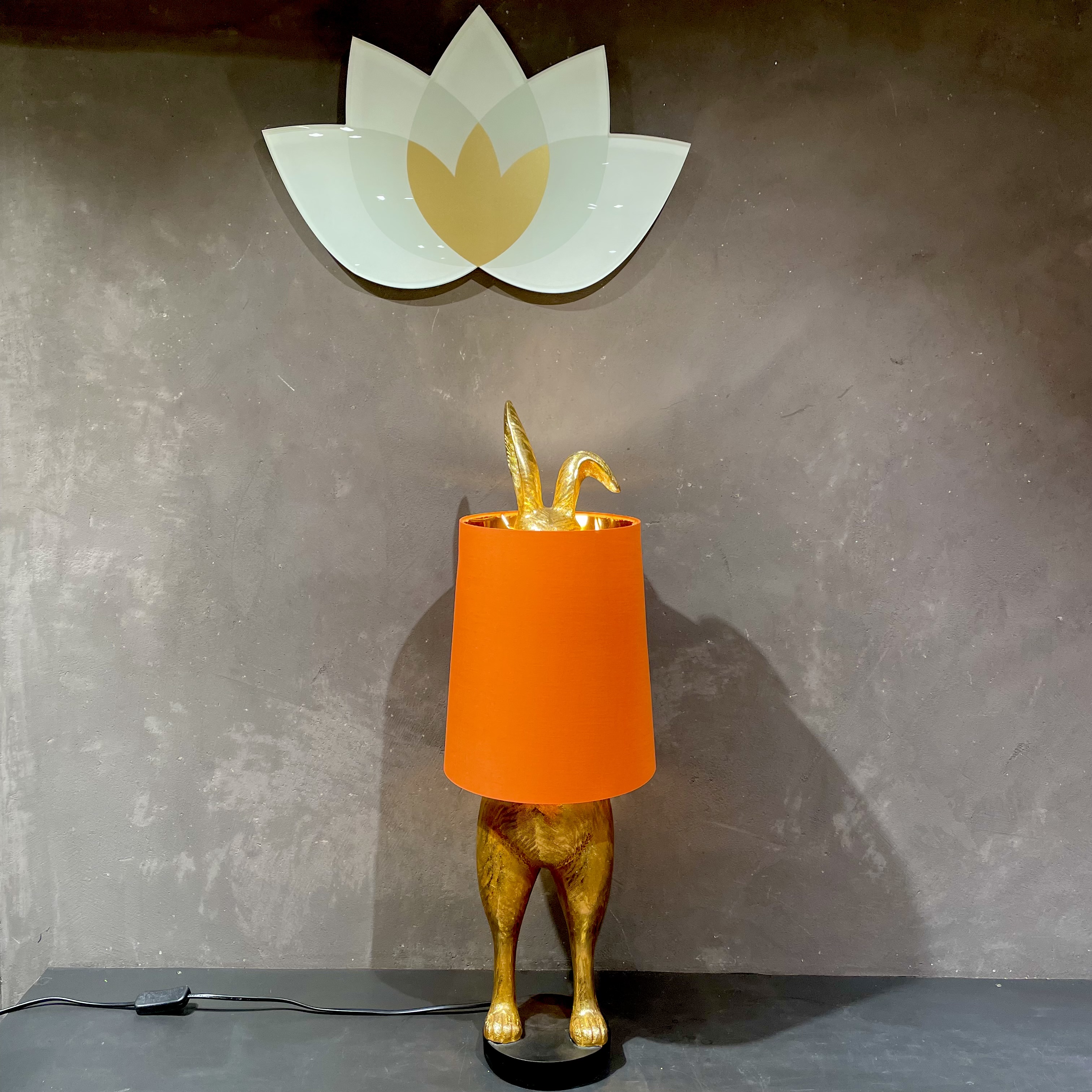 Hasenlampe mit orangefarbenen Schirm 