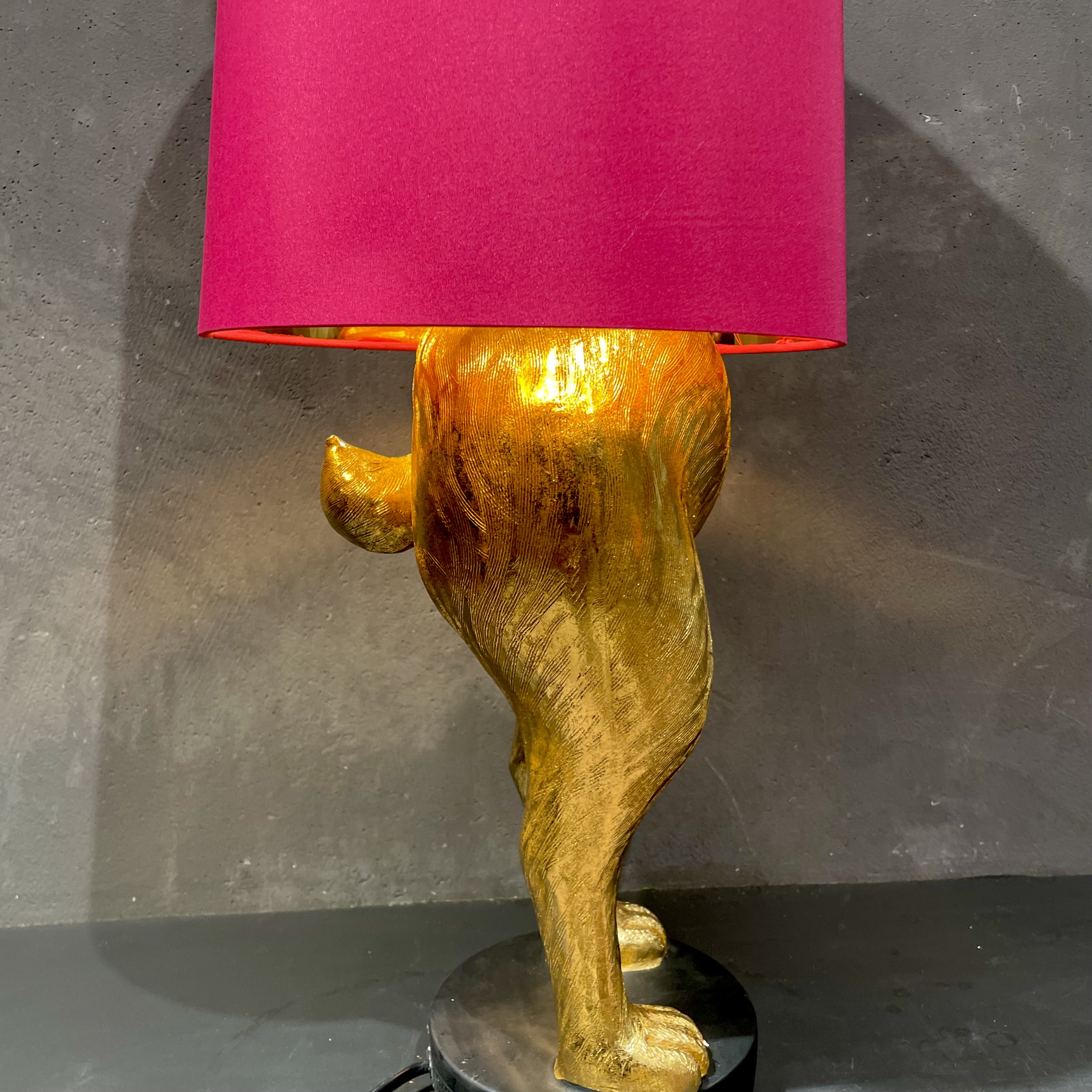 Hasenlampe mit pinkfarbenen Schirm 