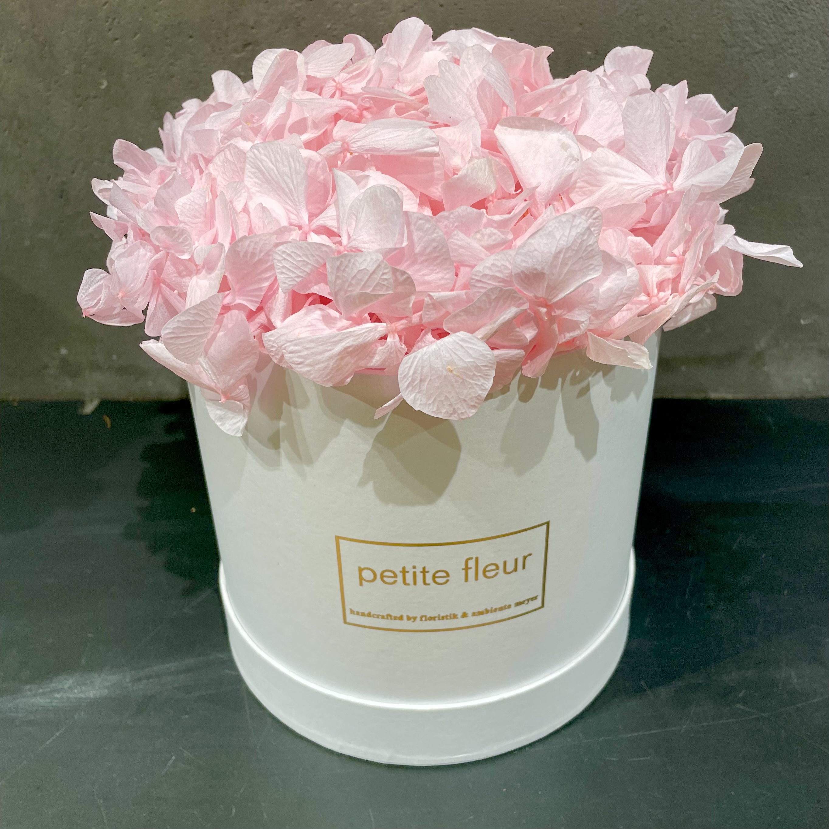 Petite Fleur Flowerbox M Infinity Hortensien in weißer Gold-Edition-Flowerbox 