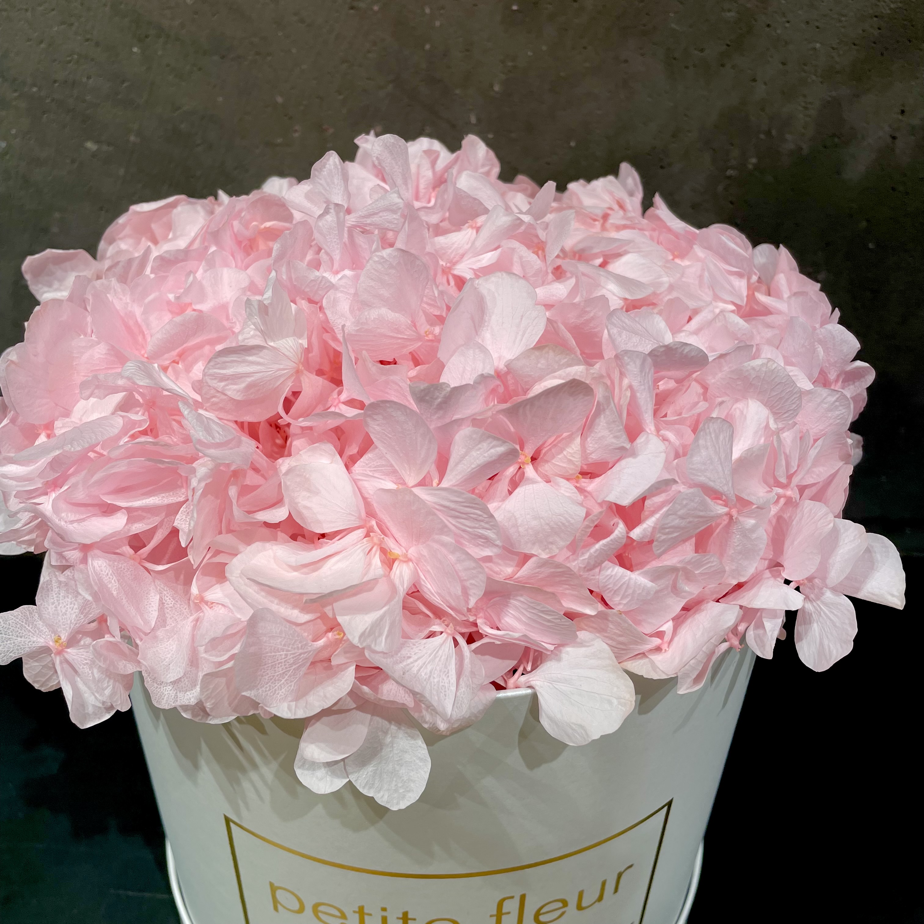 Petite Fleur Flowerbox L Infinity Hortensien in weißer Gold-Edition-Flowerbox 