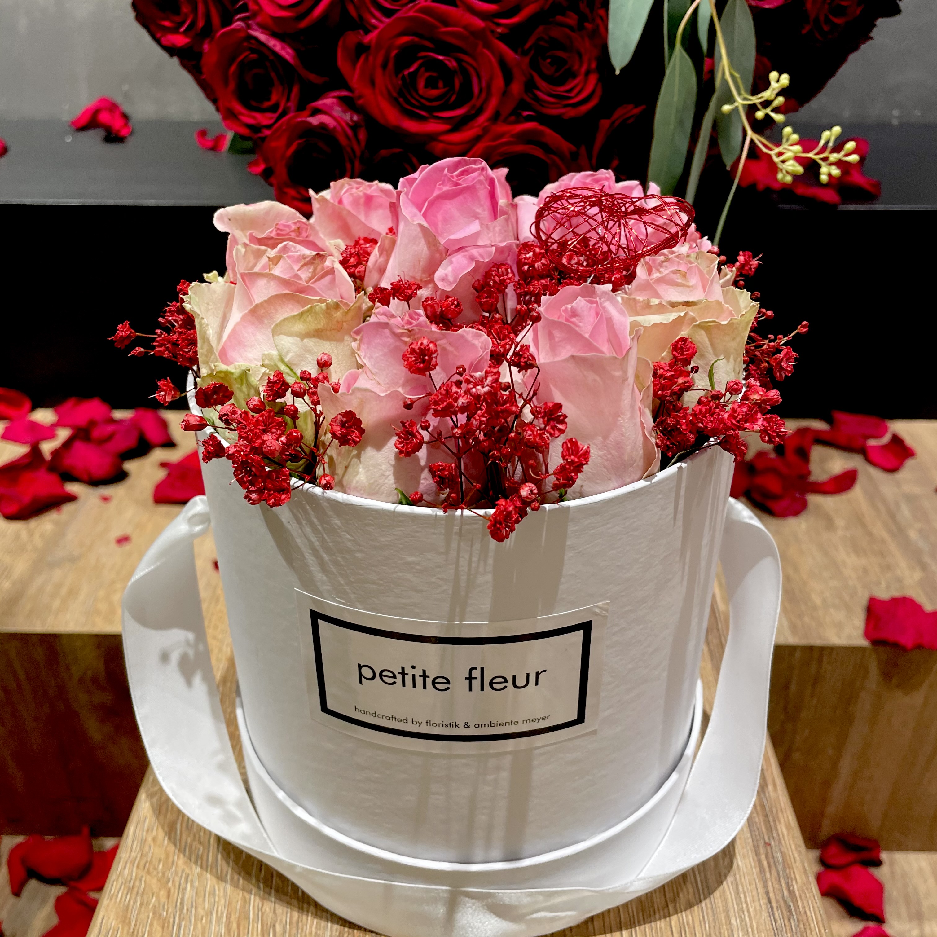 Petite Fleur Flowerbox mit frischen Rosen 