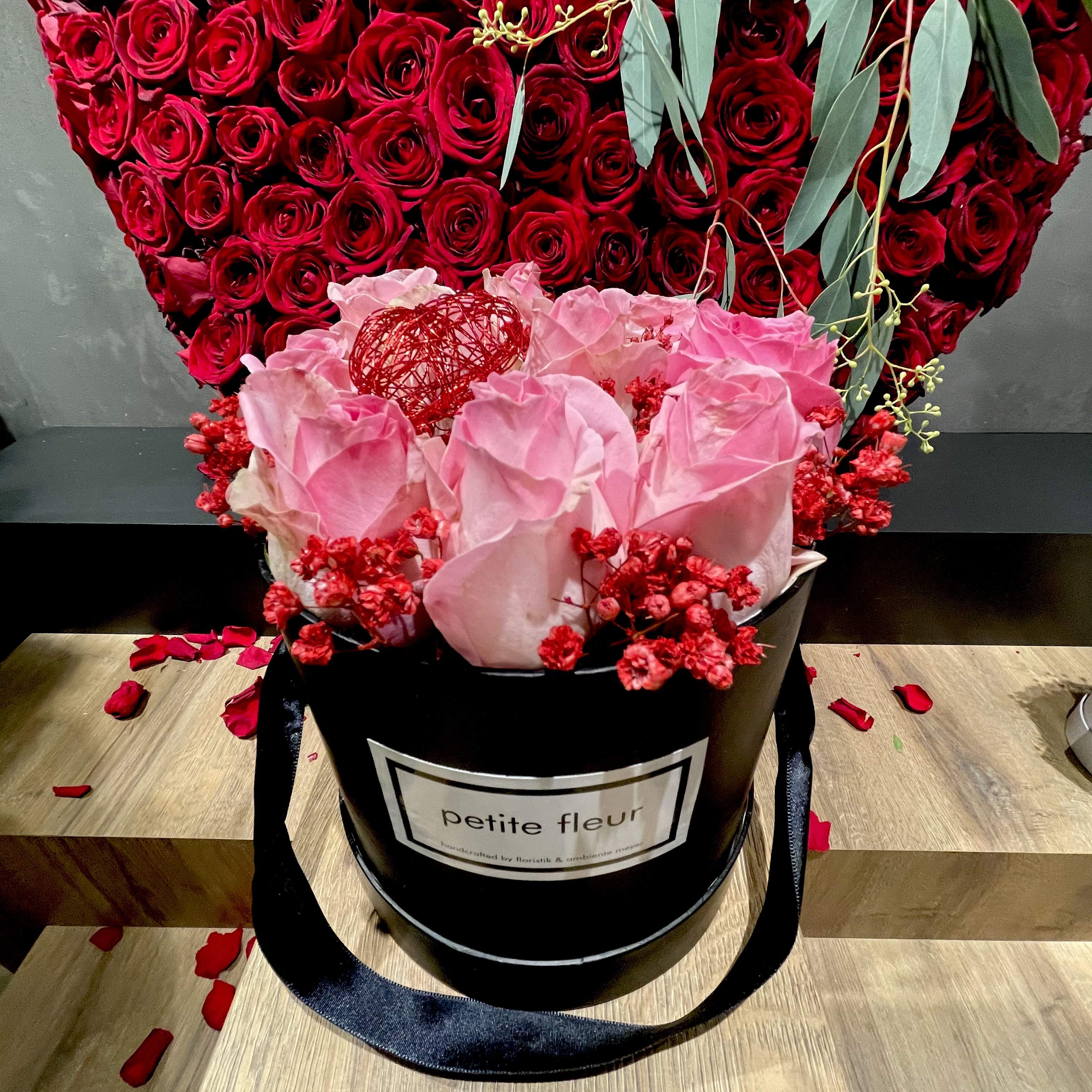 Petite Fleur Flowerbox mit frischen Rosen 