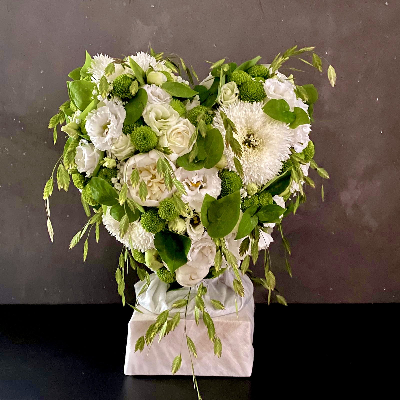 Weißes, florales 3D Herz 