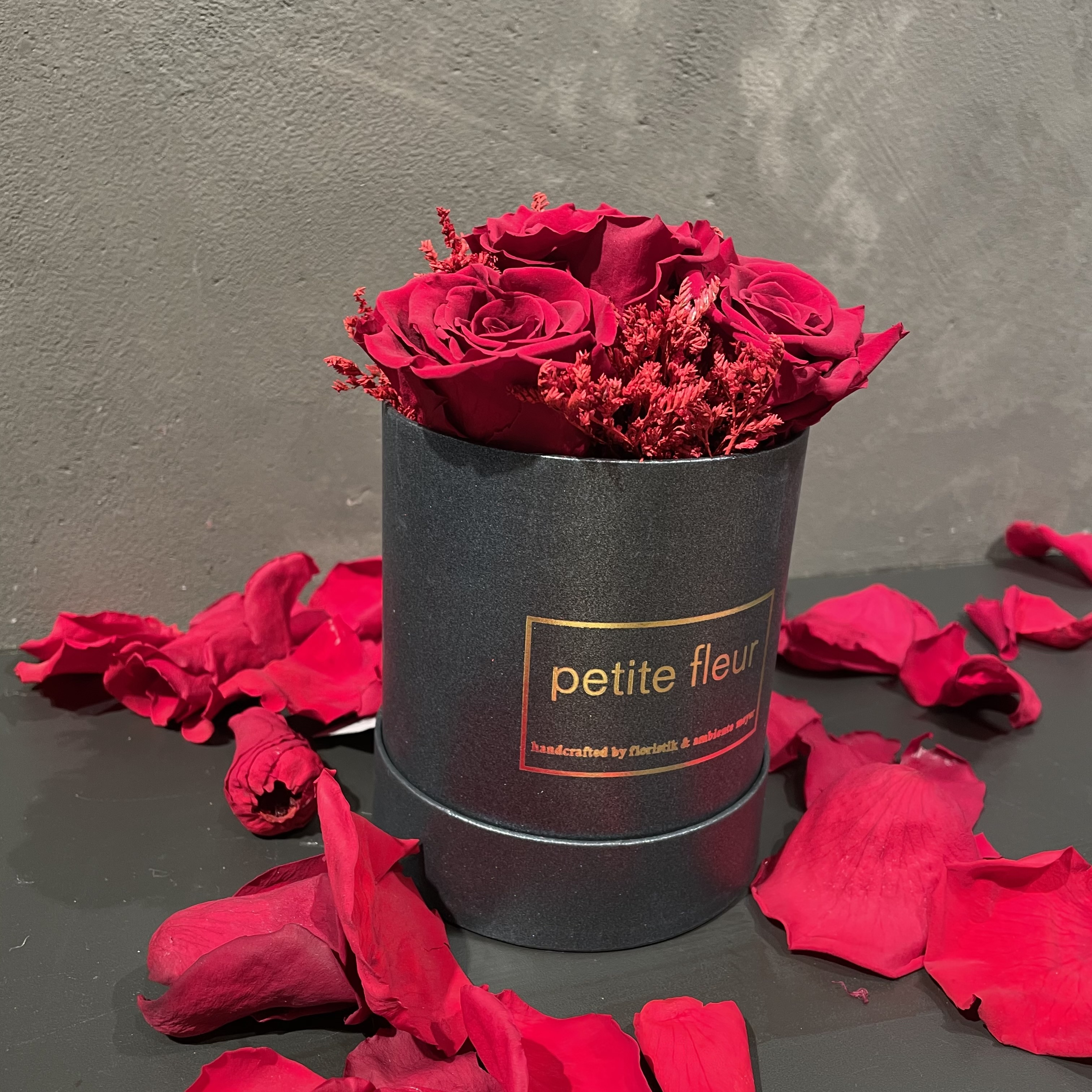 Petite Fleur Flowerbox rund Infinity Rosen in der Gold-Edition 