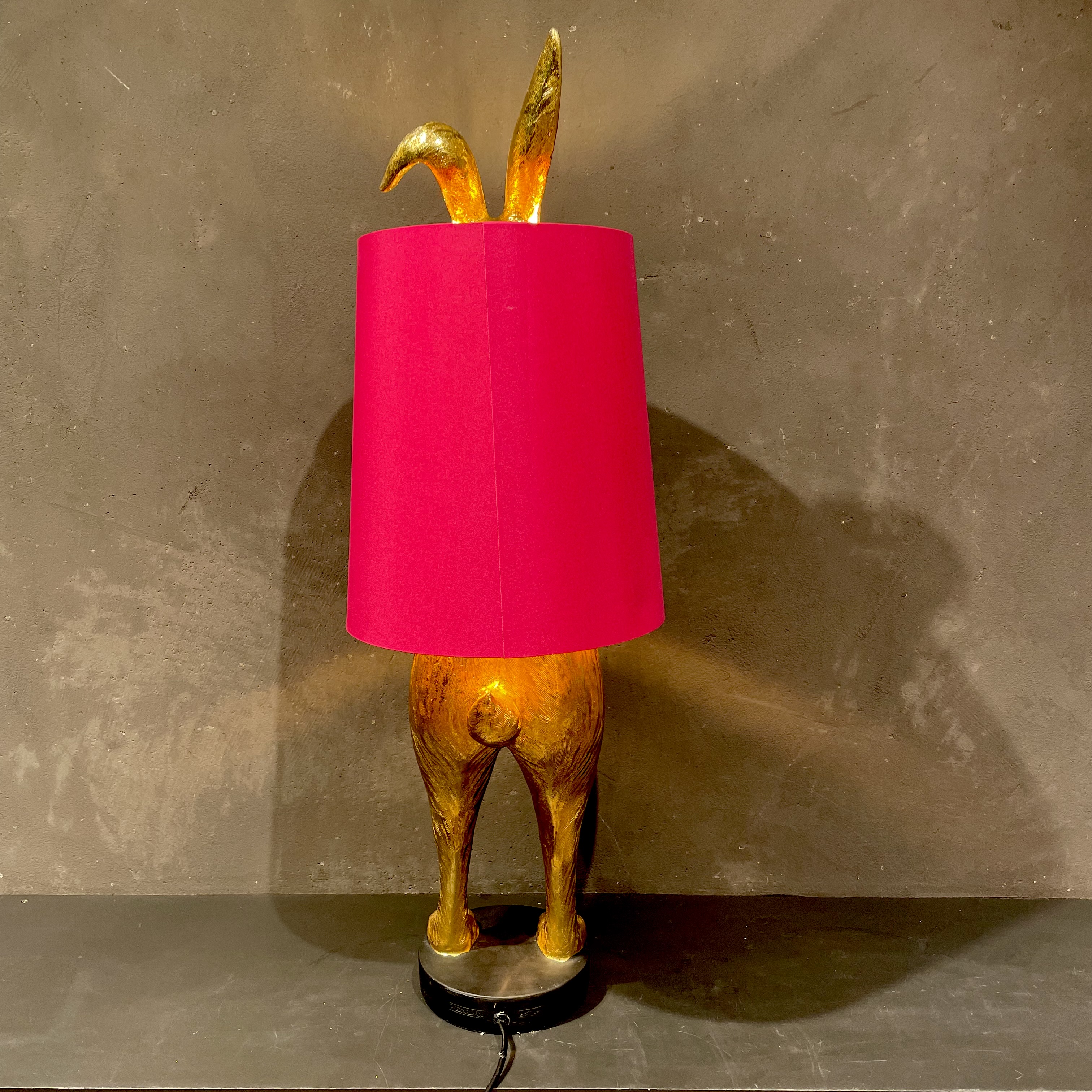 Hasenlampe mit pinkfarbenen Schirm 