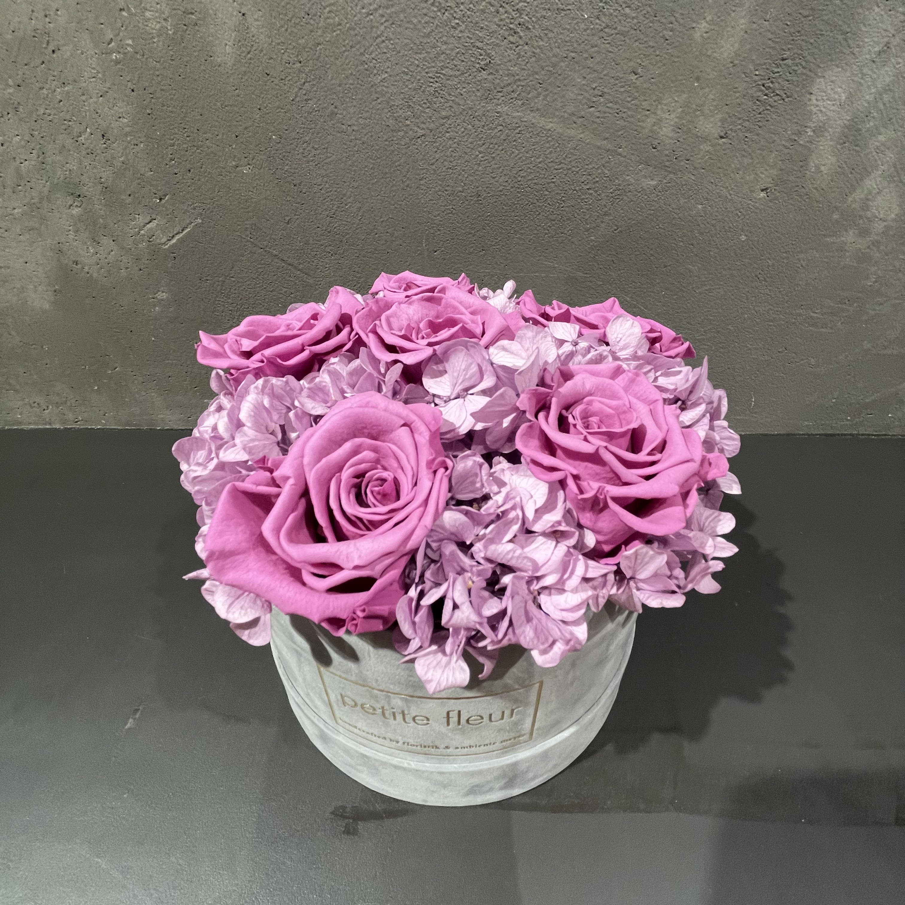 Petite Fleur Flowerbox Infinity Rosen in grauer Velvet-Gold-Edition 